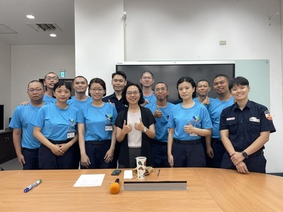 Group photo of faculty, senior students, and Class 922 students