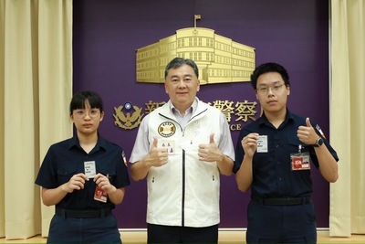 Hsinchu City Police Chief Awards Memorial EasyCards to Student Interns