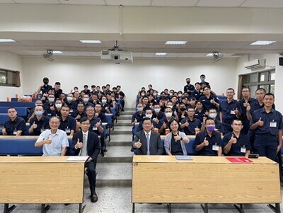 A group photo of former Deputy Director General Wang with the faculty and students of Department of Traffic Science